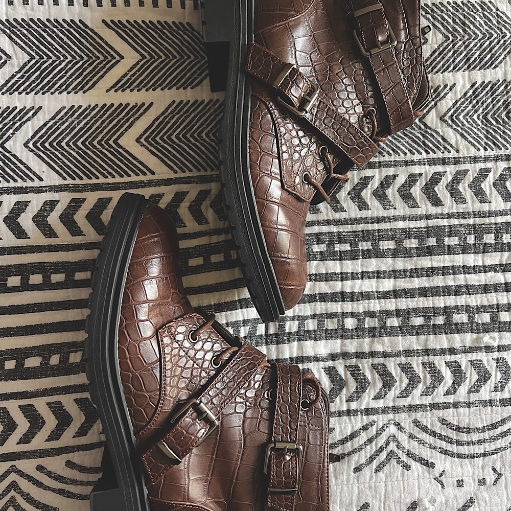 Woman’s Booties w/Buckle Detail